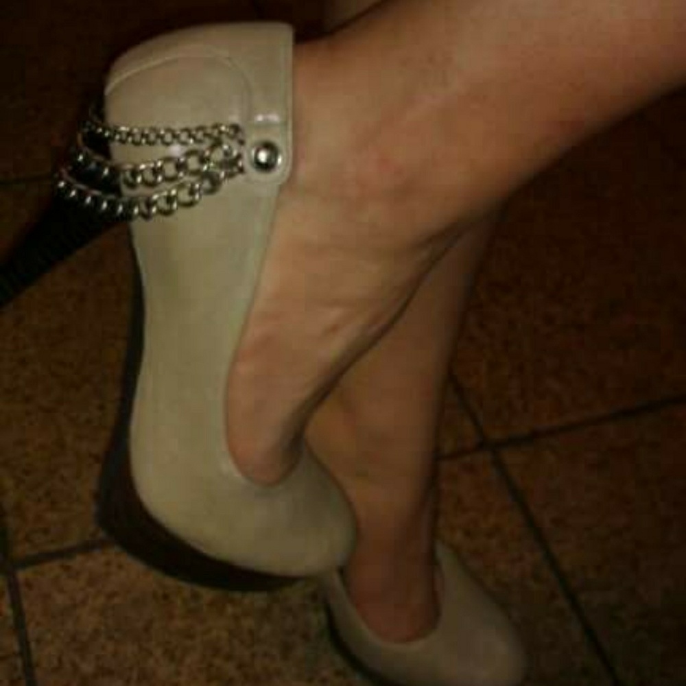 Guess platform pumps